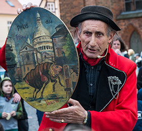 Gilbert mit einem Bild von Fifine