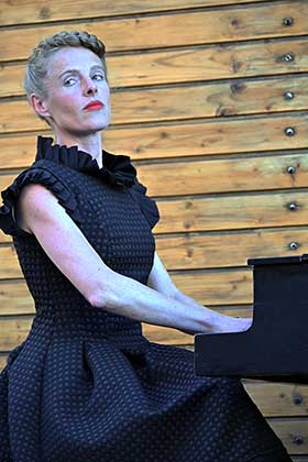 und die Dame am Klavier