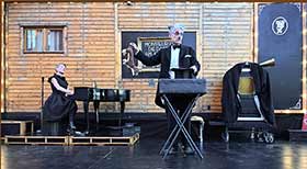 Monsieur und die Dame am Klavier